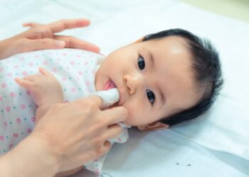 Hướng dẫn cách rơ lưỡi cho trẻ sơ sinh