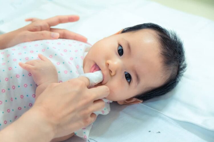 Hướng dẫn cách rơ lưỡi cho trẻ sơ sinh